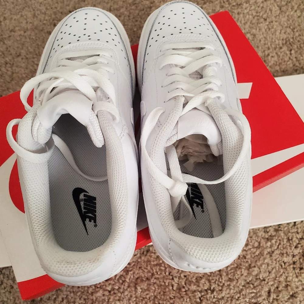 Womens White Nike - Picture 4 of 5